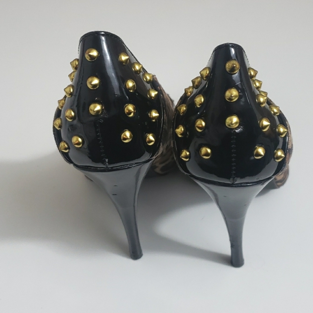 Colin Stuart gold studded leopard heels size 8B black with gold studs